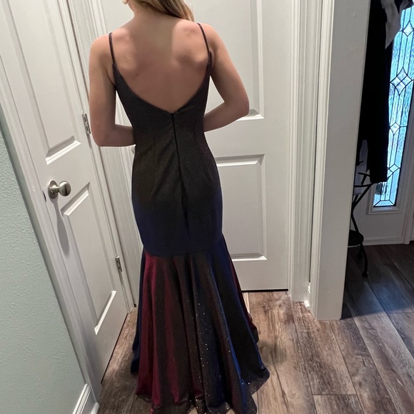 Beautiful prom dress size 4. Comes with matching bow tie - Picture 3 of 6